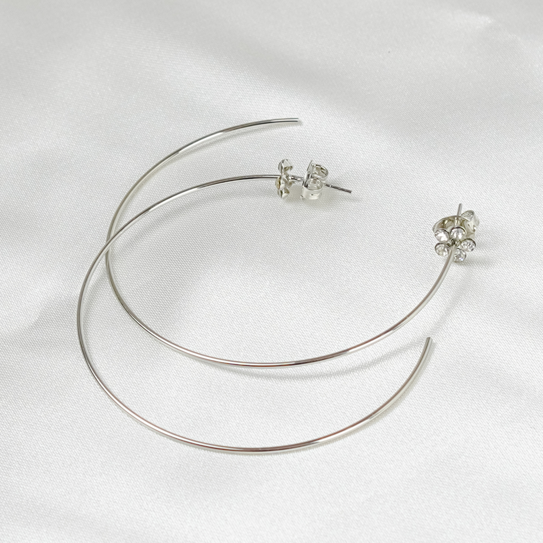 Brinco Maristela Prateado Grande de Argola com Detalhe de Flor em Strass