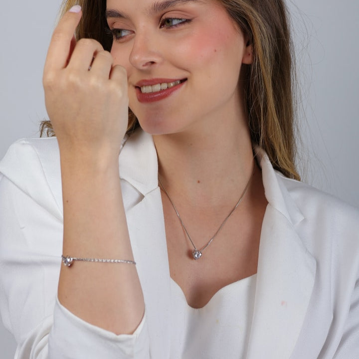 Pulseira Carly Prateada com Pedra de Coração em Zircônia