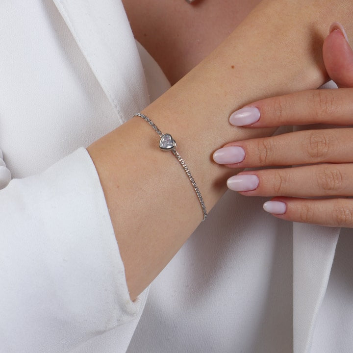 Pulseira Carly Prateada com Pedra de Coração em Zircônia