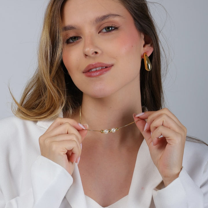 Colar Maura Dourado de Pérolas e Esferas