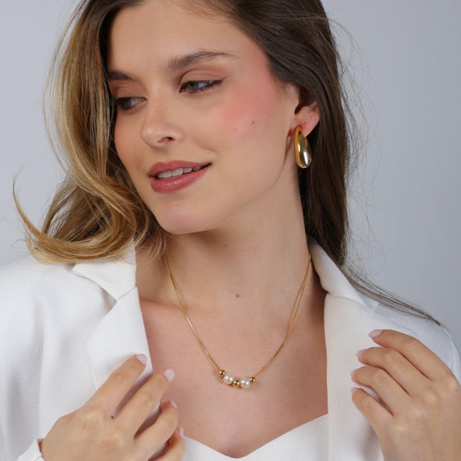 Colar Maura Dourado de Pérolas e Esferas