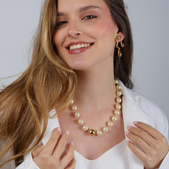 Colar Bali Dourado de Pérolas e Bola