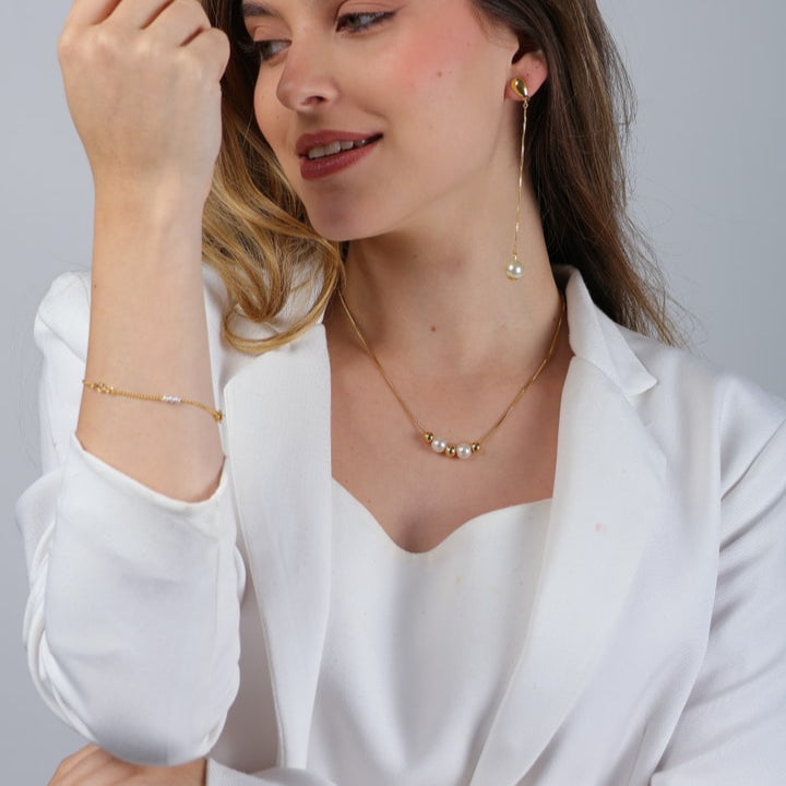 Pulseira Darling Dourada de Pérolas com Ponto de Luz