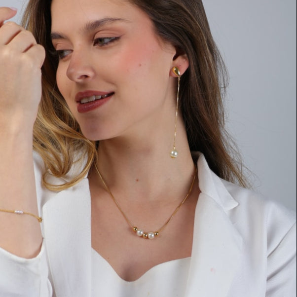 Brinco Giselle Dourado de Corrente com Pérola