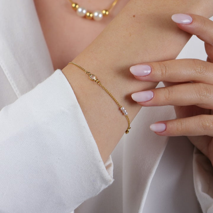 Pulseira Darling Dourada de Pérolas com Ponto de Luz