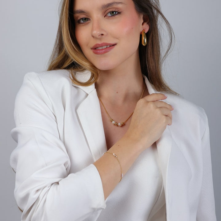 Pulseira Darling Dourada de Pérolas com Ponto de Luz