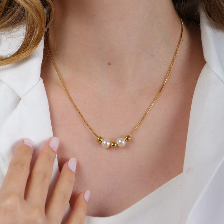 Colar Maura Dourado de Pérolas e Esferas