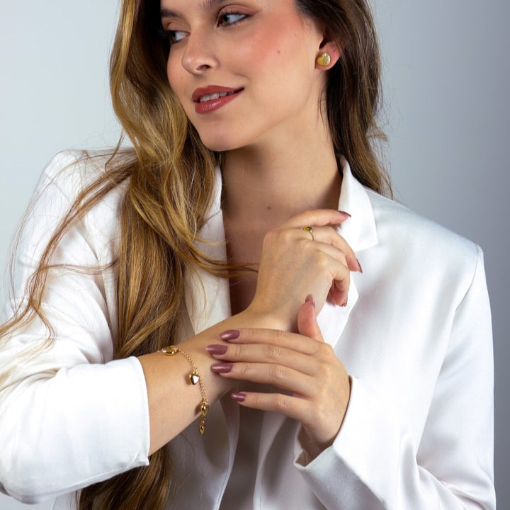 Pulseira Agnes Dourada com Pingentes de Coração