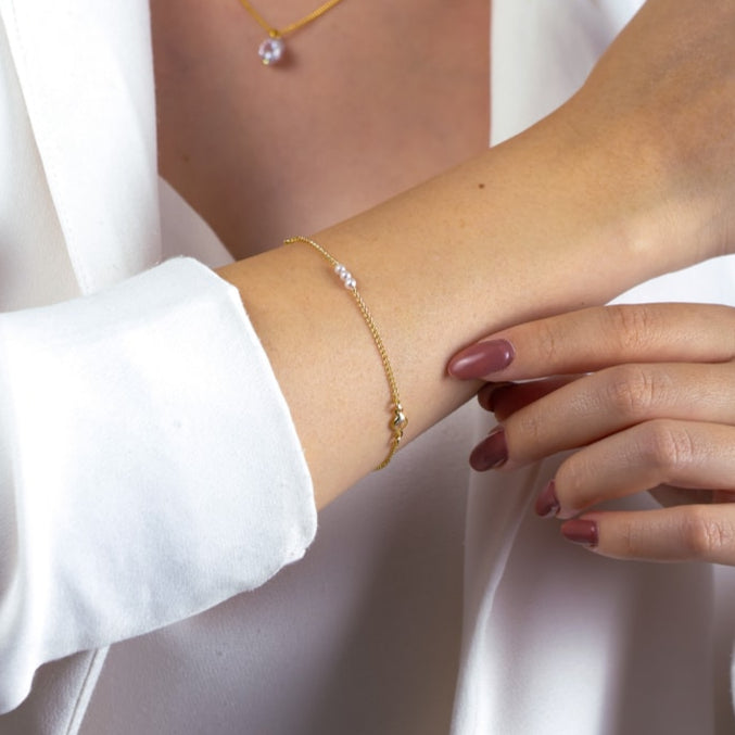 Pulseira Darling Dourada de Pérolas com Ponto de Luz