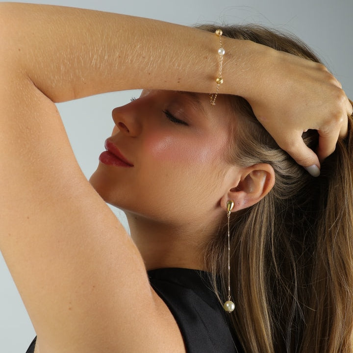 Pulseira Iliana Dourada de Pérolas e Esferas Vazadas