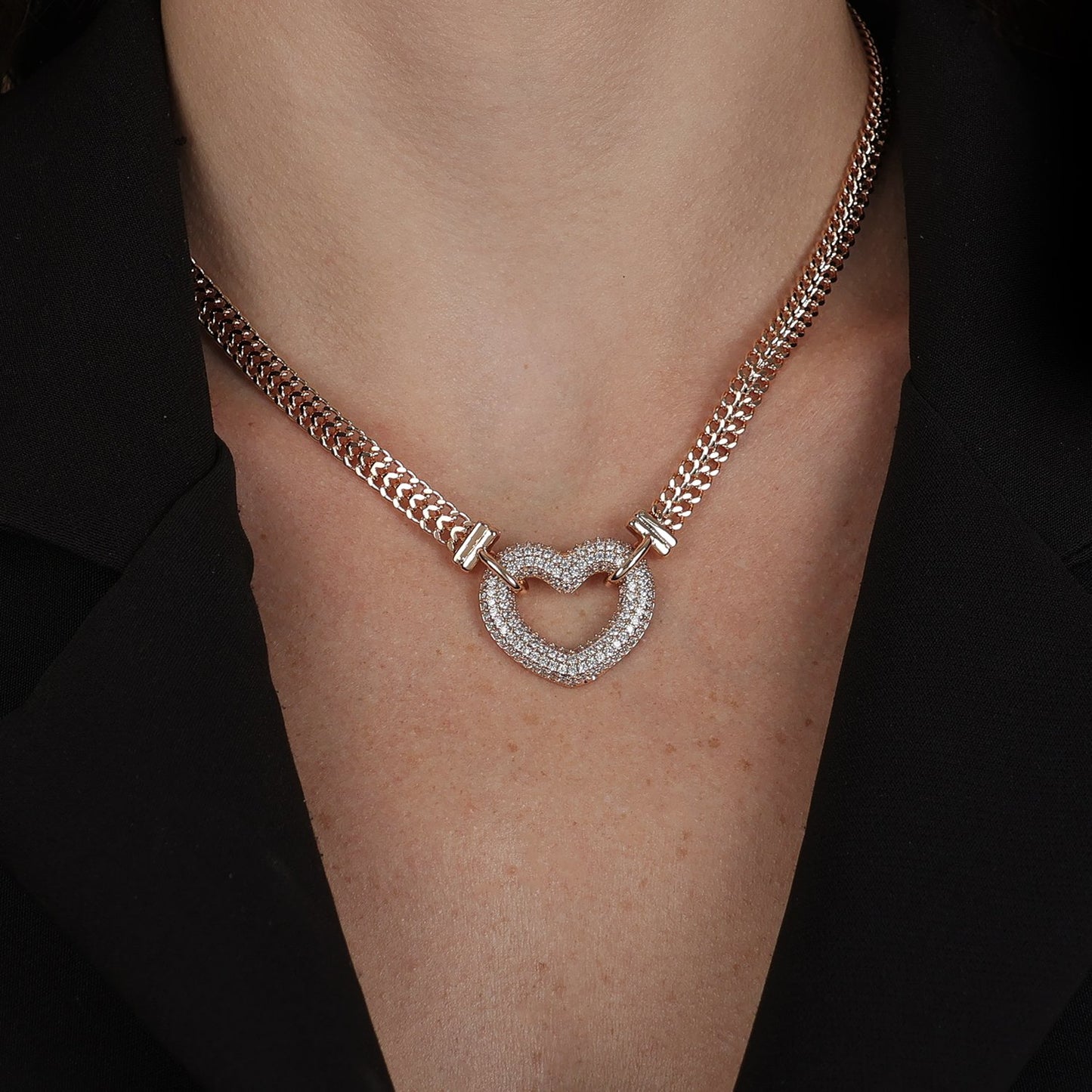 Chocker Giovana Dourada de Coração Vazado Cravejado com Zircônia