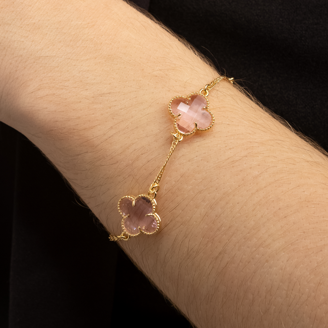 Pulseira Emeline Dourada Trevos Zircônia Rosa