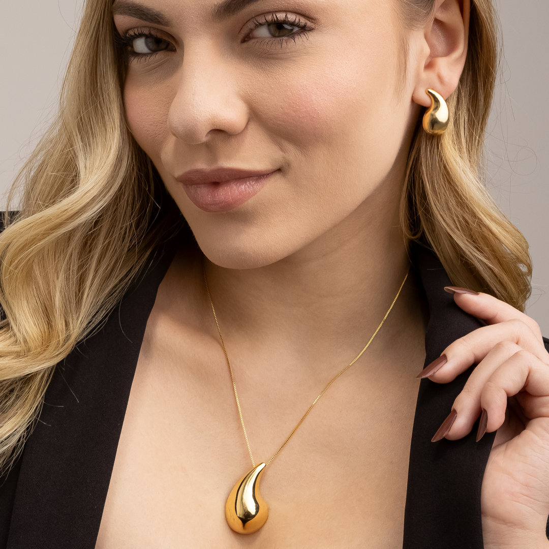 Colar Pilar Dourado de Gota Curvada