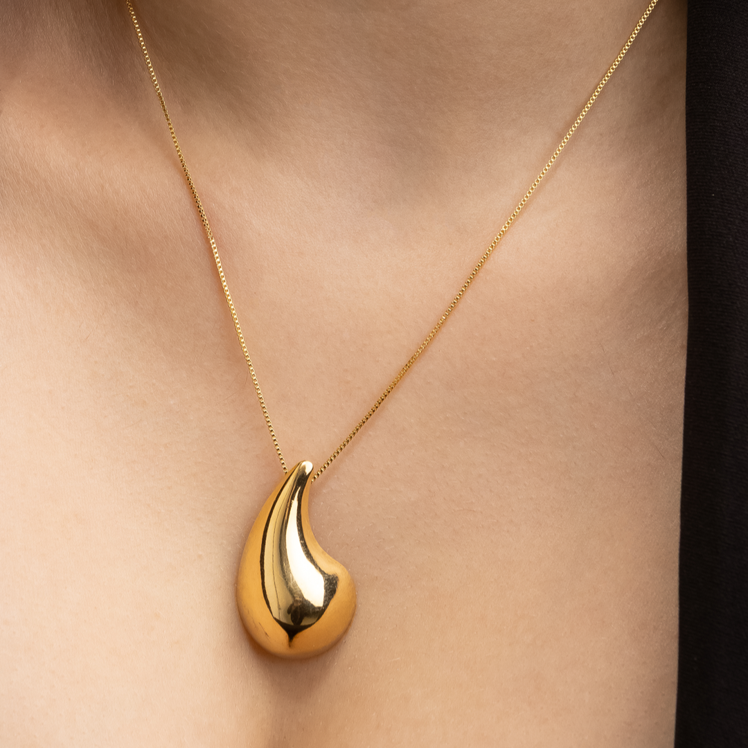 Colar Pilar Dourado de Gota Curvada
