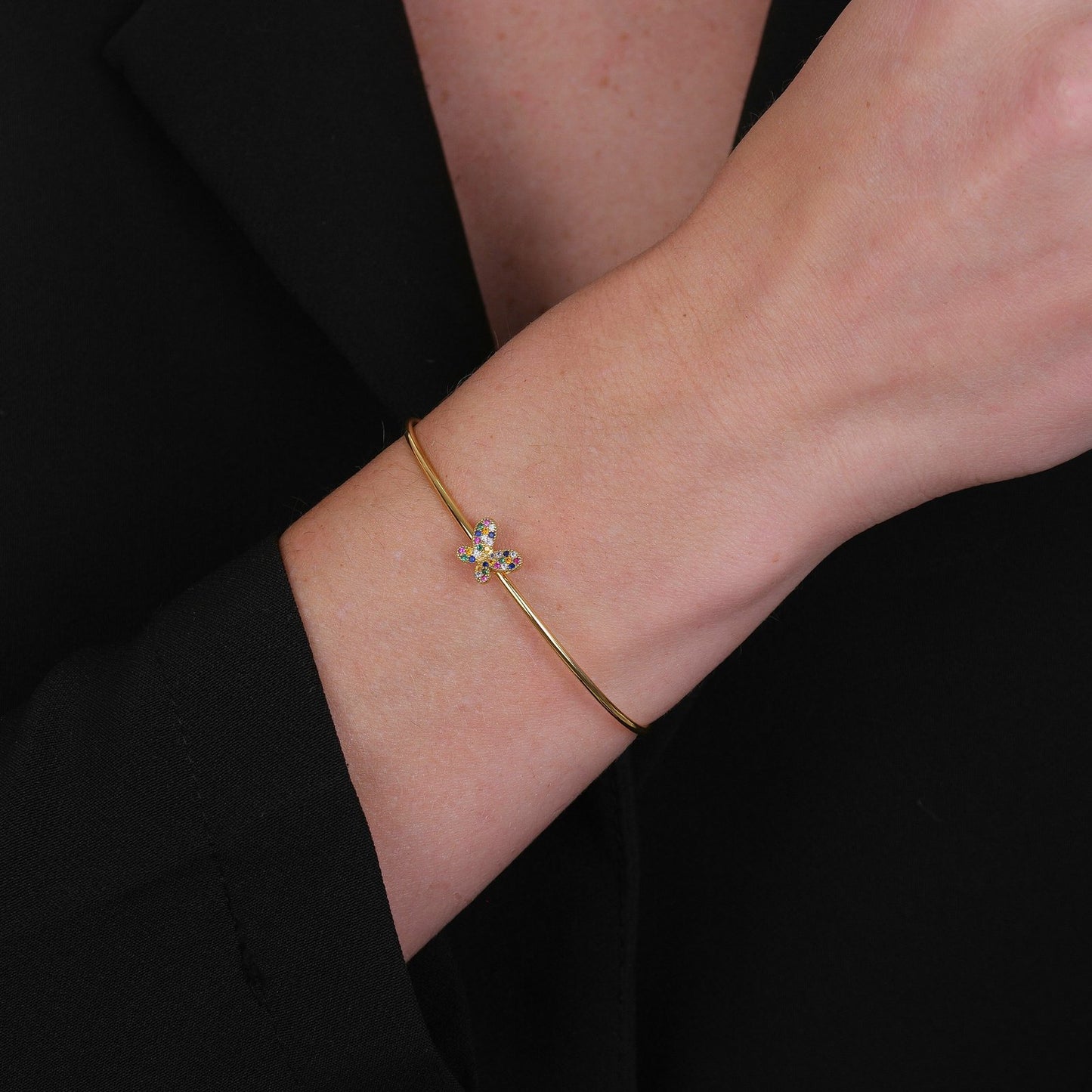Bracelete Loremi Dourado com Borboleta Cravejada de Zircônia Colorida