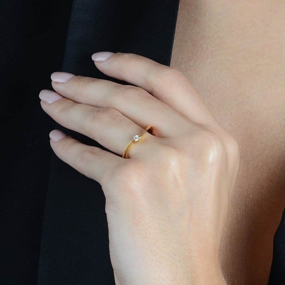 Anel Beatriz Dourado Solitário Delicado com Zircônia Anel Beatriz Dourado Solitário Delicado com Zircônia - Anéis Solitários 0006 Hub Joias