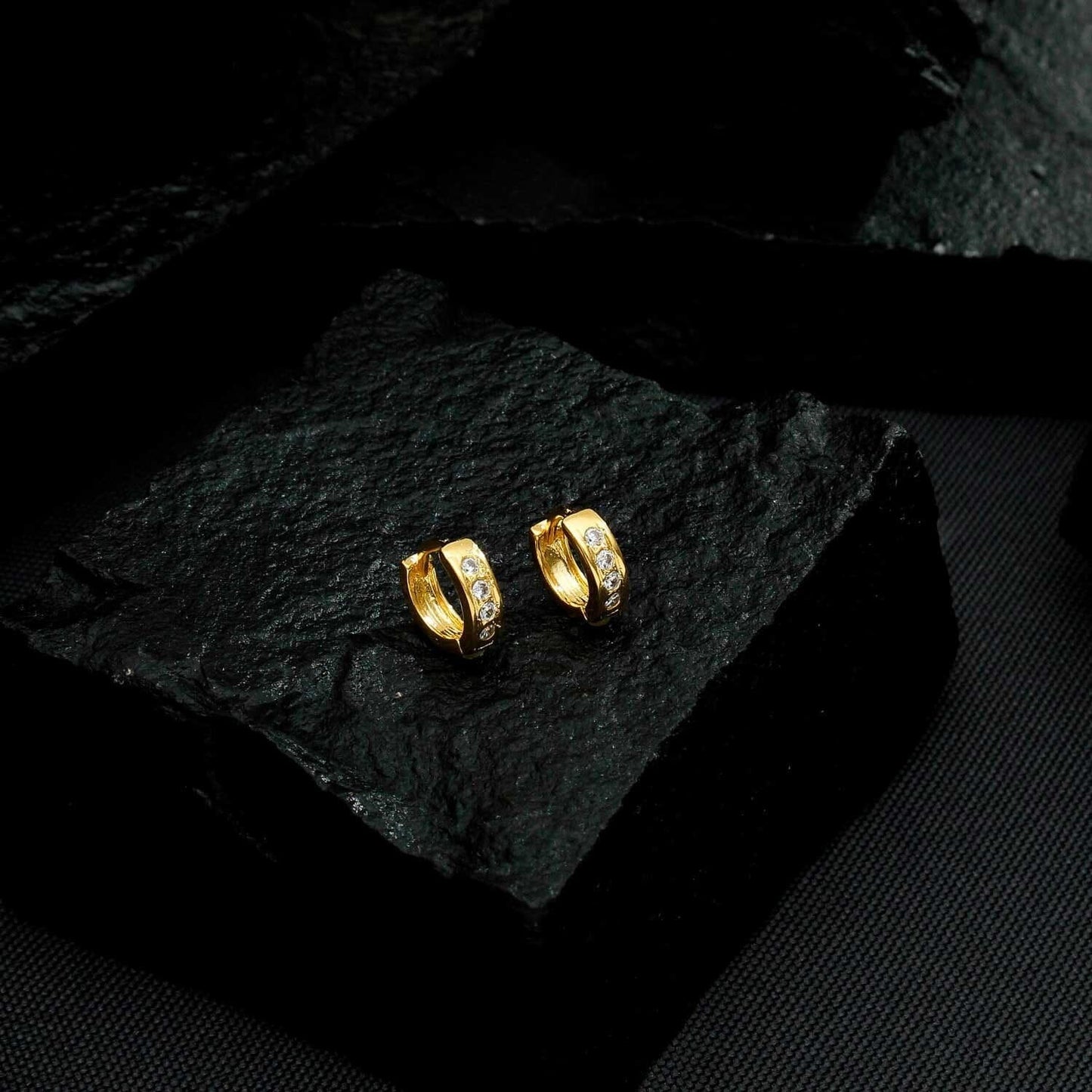 Brinco Dourado de Argolinha com Pedras de Zircônia Brincos Hub Joias