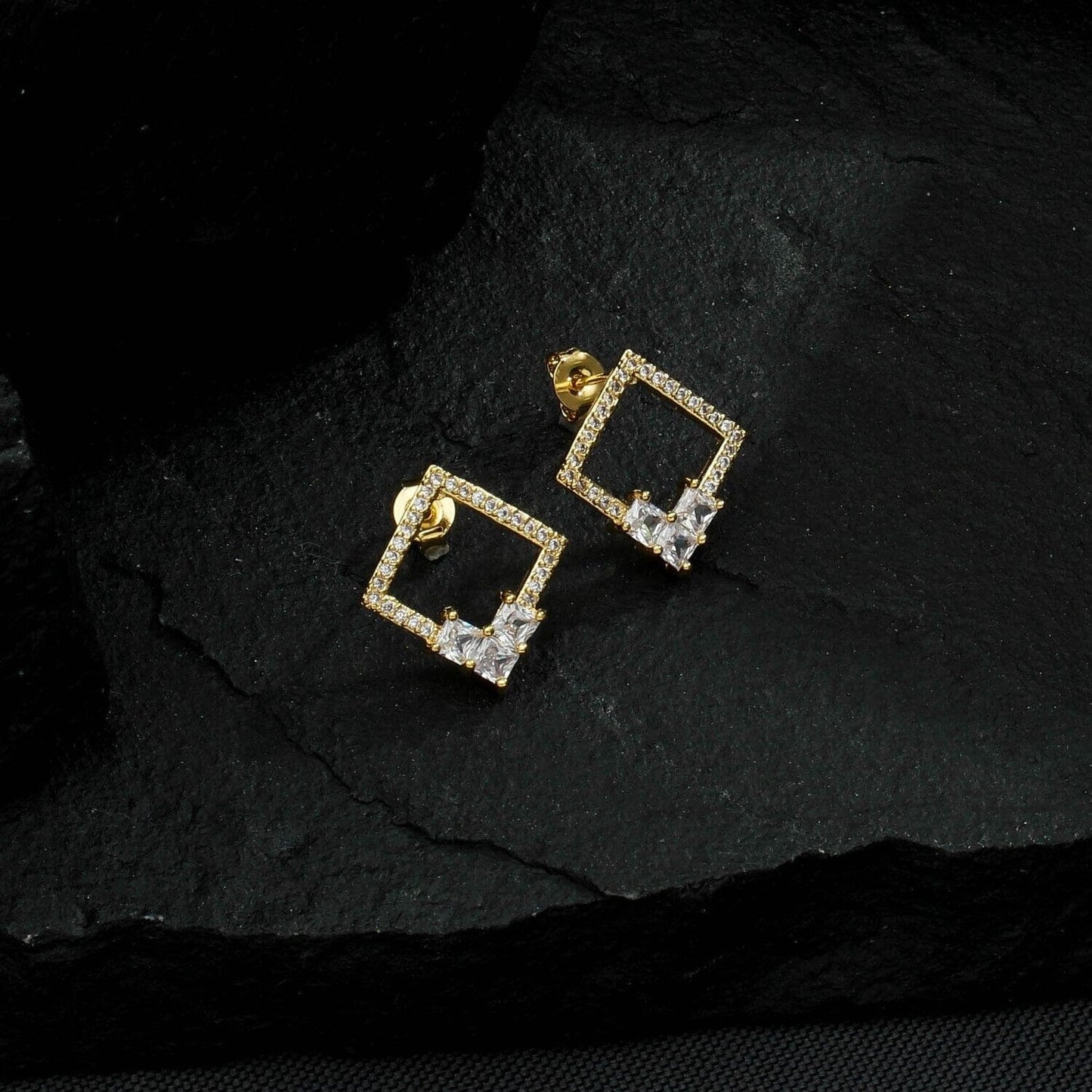 Brinco Dourado Quadrado com 30 Pedras de Zircônia Brincos Hub Joias