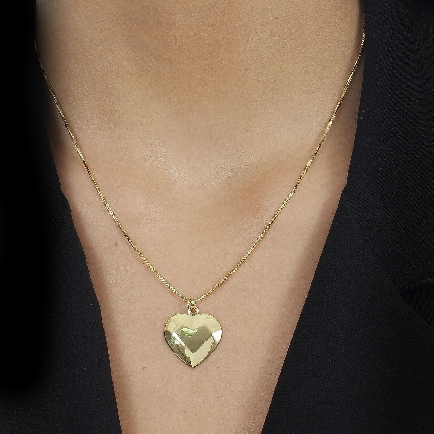 Colar Dourado de Coração Traços Retos Colares Hub Joias