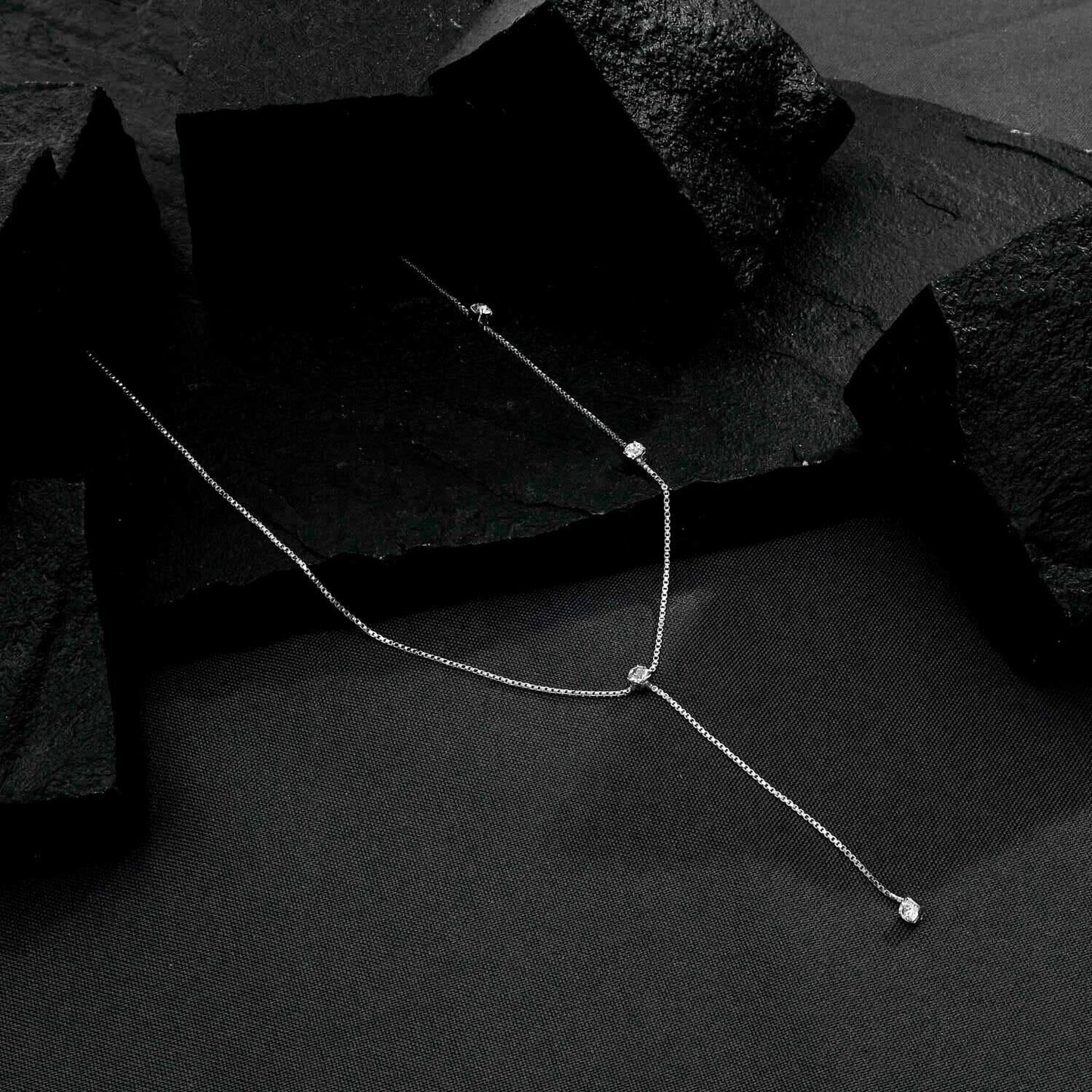 Colar Prateado Gravatinha com Pontos de Luz Colares Hub Joias