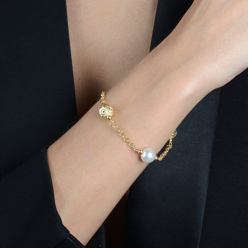 Pulseira Dourada Elo Português com Pérolas e Esferas Vazadas Pulseiras Hub Joias