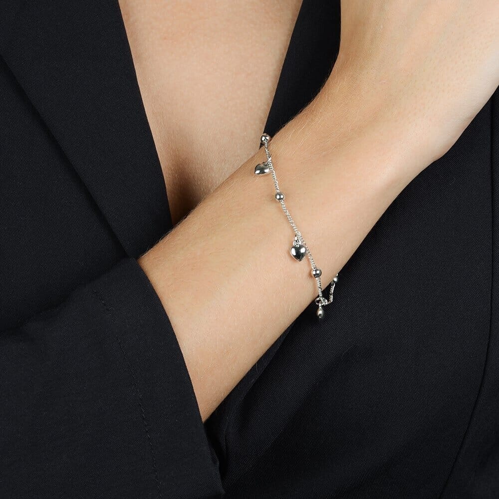Pulseira Prateada com Pingentes de Coração e Esferas Pulseiras Hub Joias