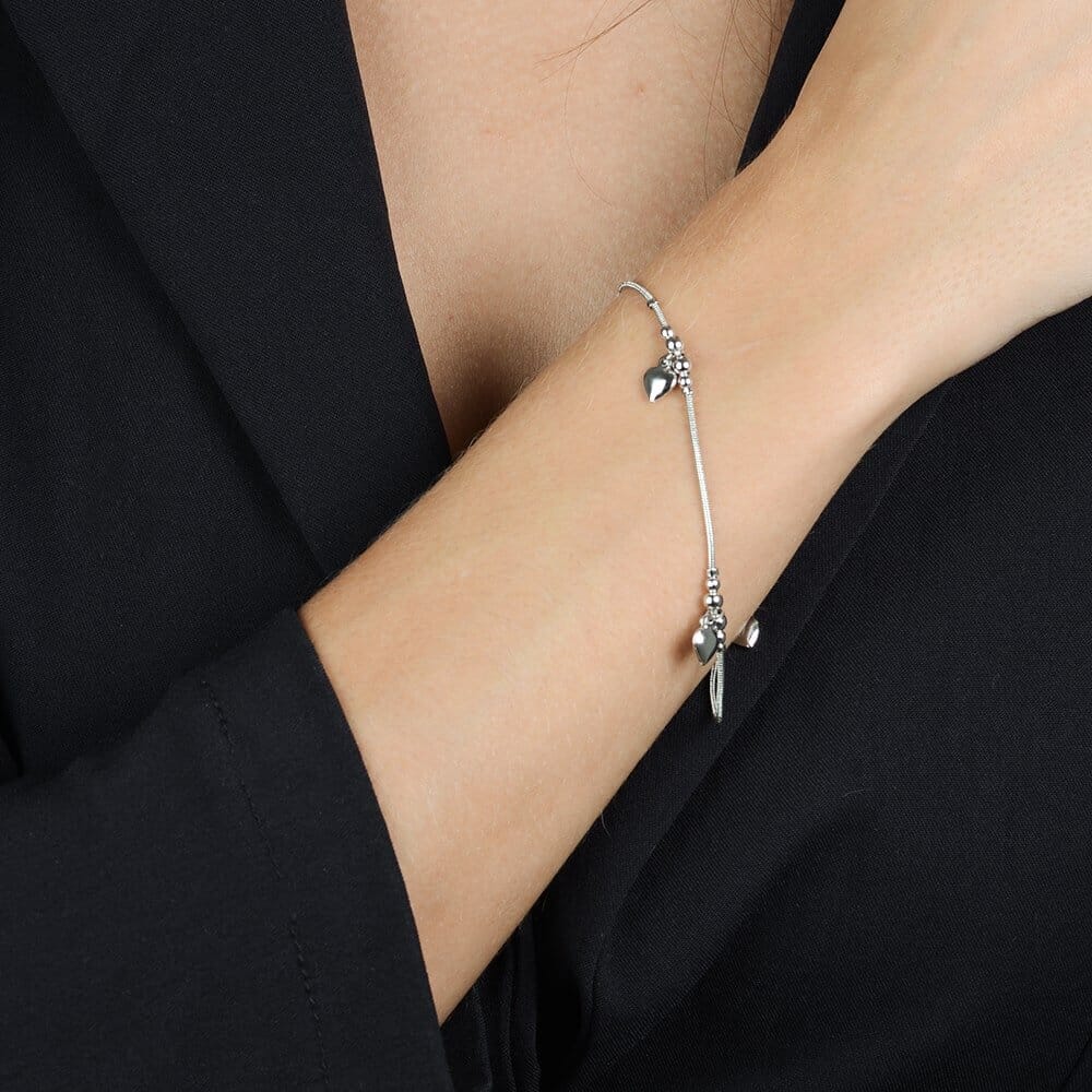Pulseira Prateada Lisa com 3 Pingentes de Coração Pulseiras Hub Joias