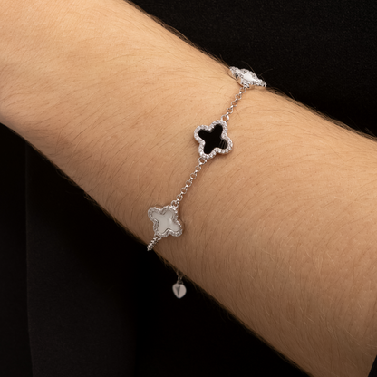 Pulseira Damaris Prateada de Trevos Pretos e Brancos Cravejados de Zircônia