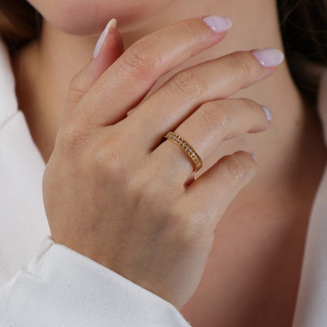 Anel Flora Dourado Aparador de Aliança Cravejado de Zircônia - Fonttani