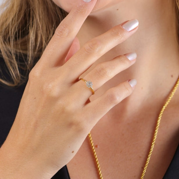 Anel Marina Dourado com 9 Pedras de Zircônia - Fonttani