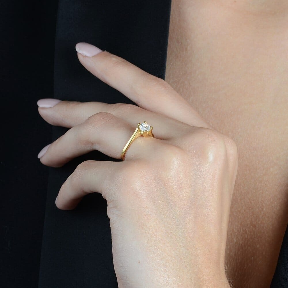 Anel Nina Dourado Solitário com Pedra de Zircônia - Fonttani