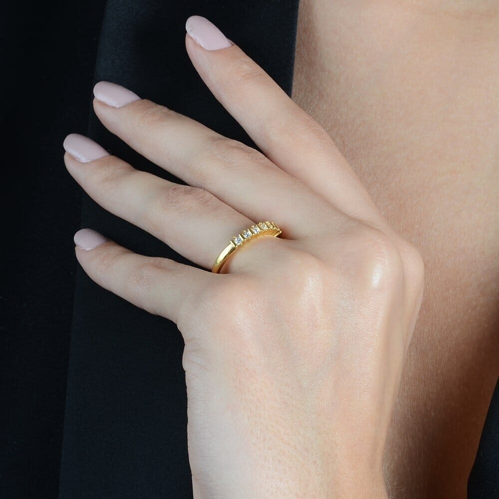 Anel Olívia Dourado Aparador de Aliança Cravejado com 7 Pedras de Zircônia - Fonttani