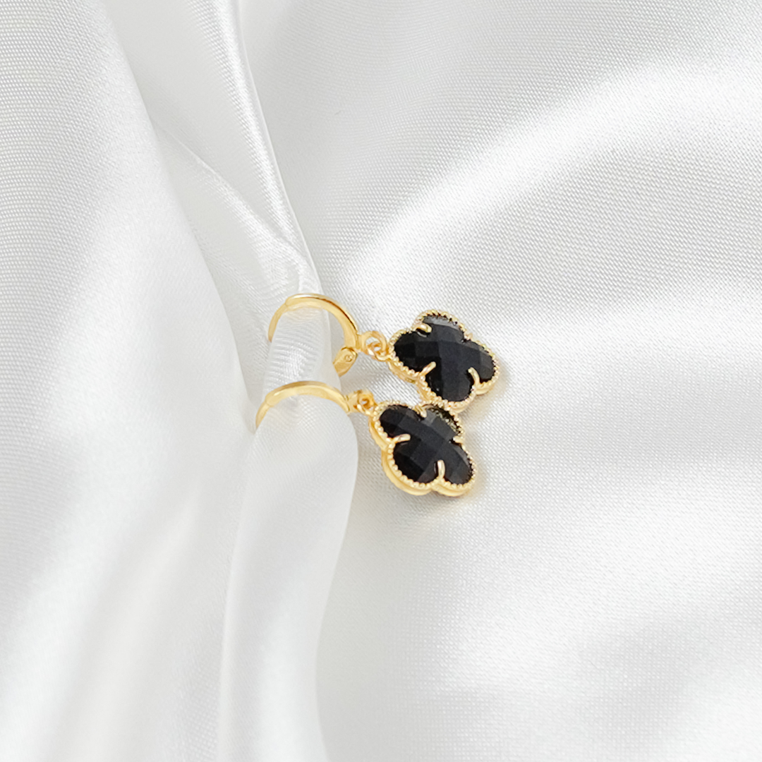 Brinco Emeline Dourado de Trevo com Zircônia Preta - Fonttani