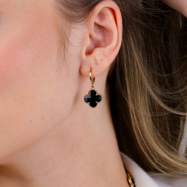 Brinco Emeline Dourado de Trevo com Zircônia Preta - Fonttani