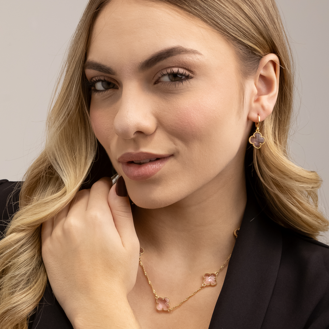 Brinco Emeline Dourado de Trevo com Zircônia Rosa - Fonttani