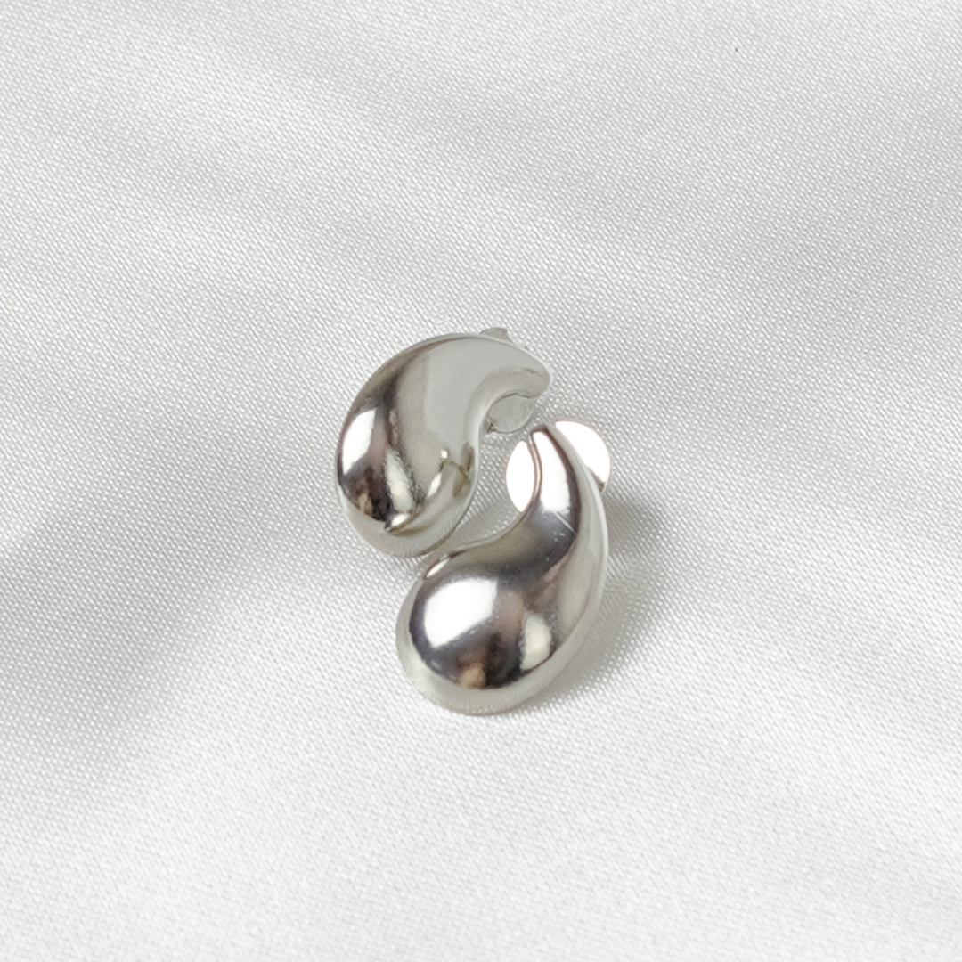 Brinco Karine Prateado Gota Curvada Média - Fonttani