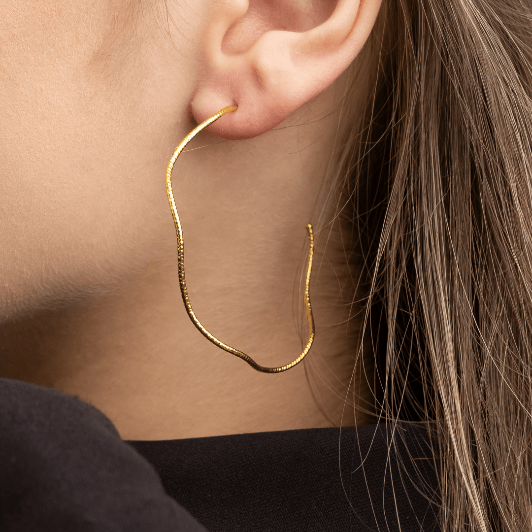 Brinco Martina Dourado de Argola Ondulada Assimétrica - Fonttani