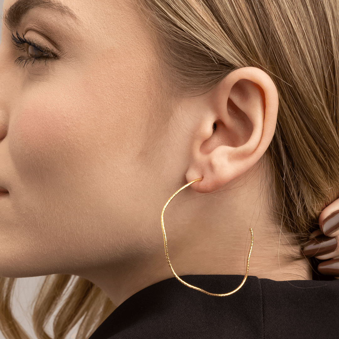 Brinco Martina Dourado de Argola Ondulada Assimétrica - Fonttani