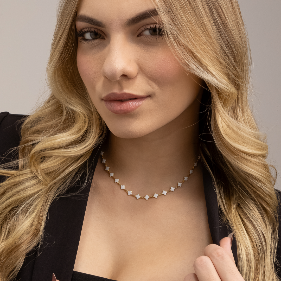 Colar Calla Dourado com Trevos Brancos - Fonttani