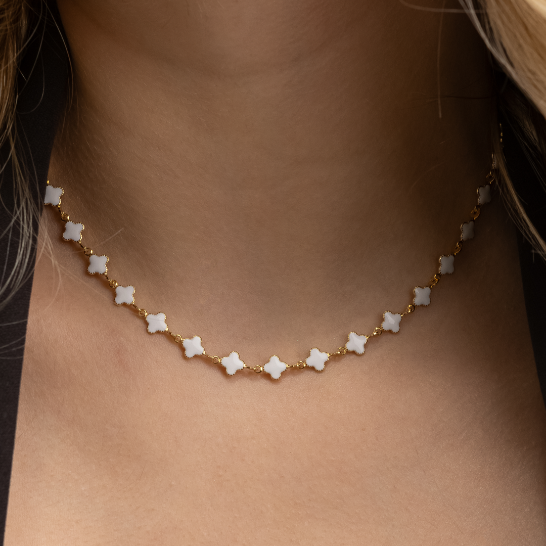 Colar Calla Dourado com Trevos Brancos - Fonttani