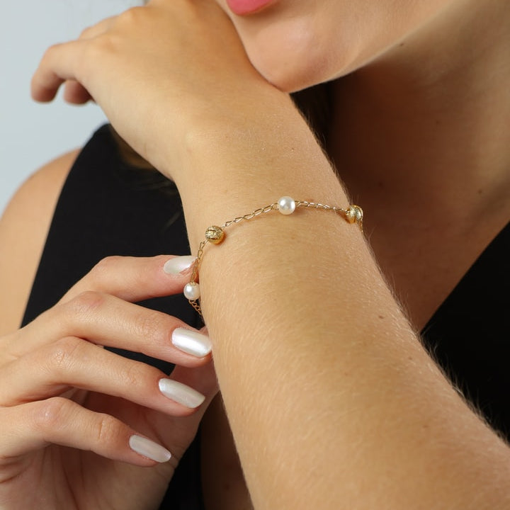 Pulseira Iliana Dourada de Pérolas e Esferas Vazadas - Fonttani