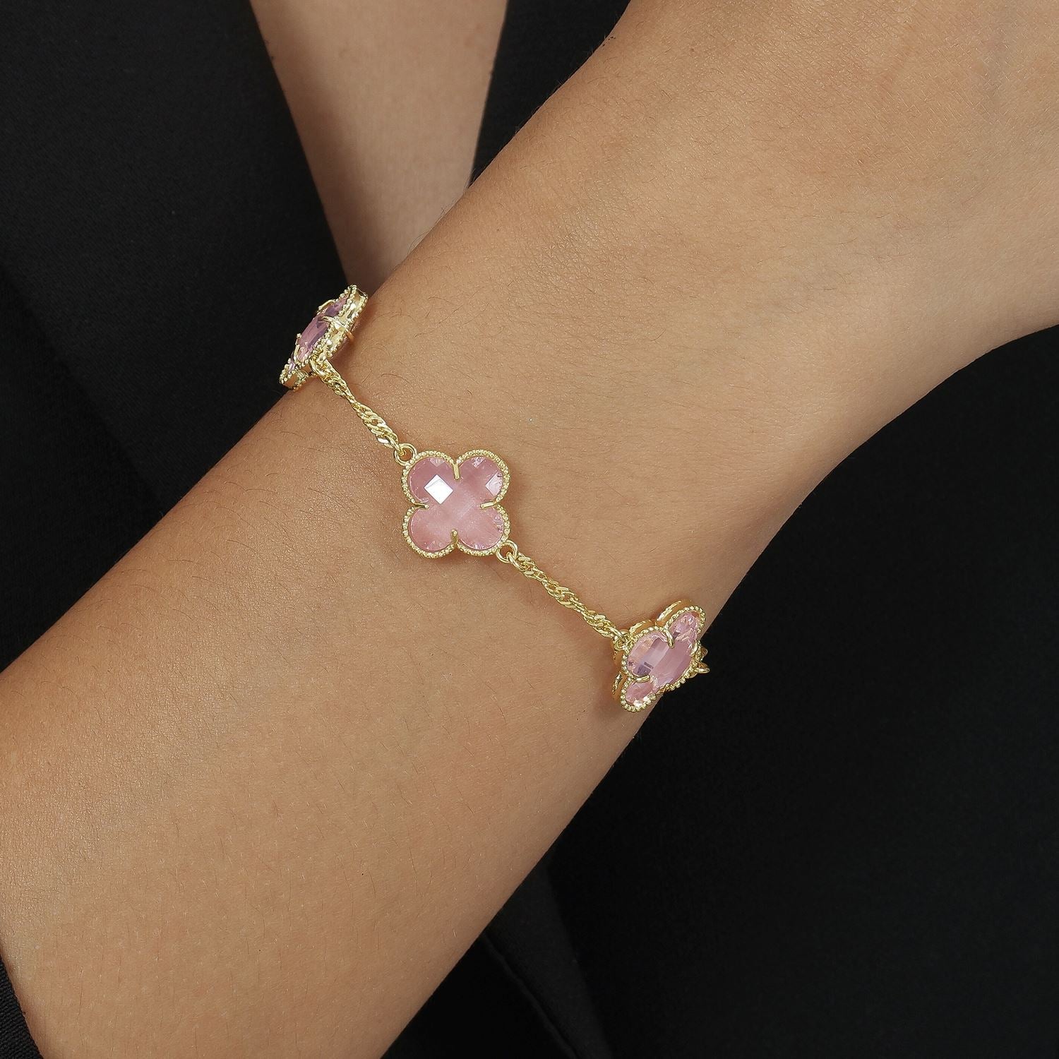 Pulseira Dourada Trevos Zircônia Rosa Pulseiras Hub Joias 